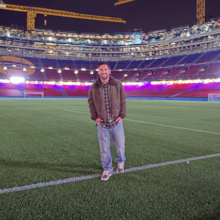 كوره الأن |زيارة مفاجئة تهز برشلونة: ليونيل ميسي يعود إلى “كامب نو” وسط غموض حول الأسباب