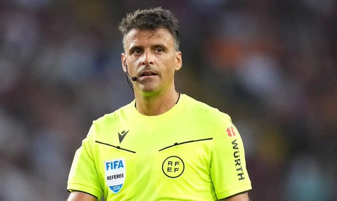 كوره الأن |لجنة الحكام تعاقب حكم إسباني شهير بعد ليلة الأخطاء الكارثية أمام برشلونة