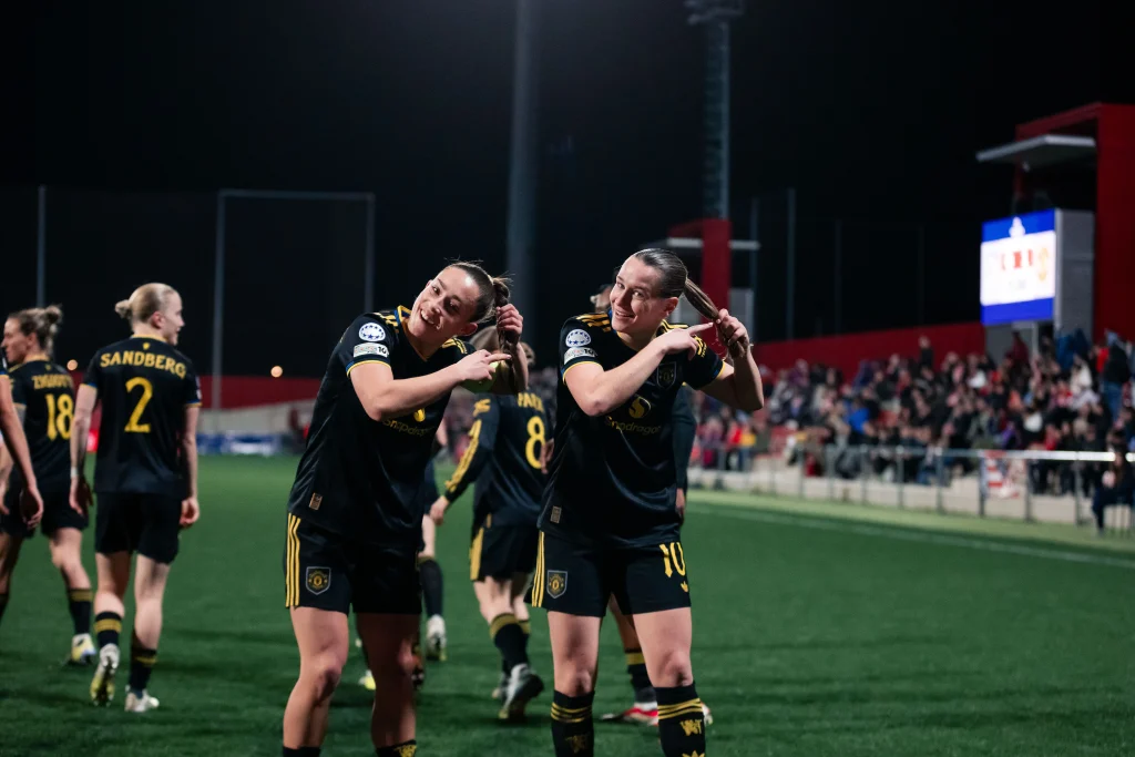 كوره الأن |مانشستر يونايتد للسيدات يسخر من قصة شعر المشجع الشهير