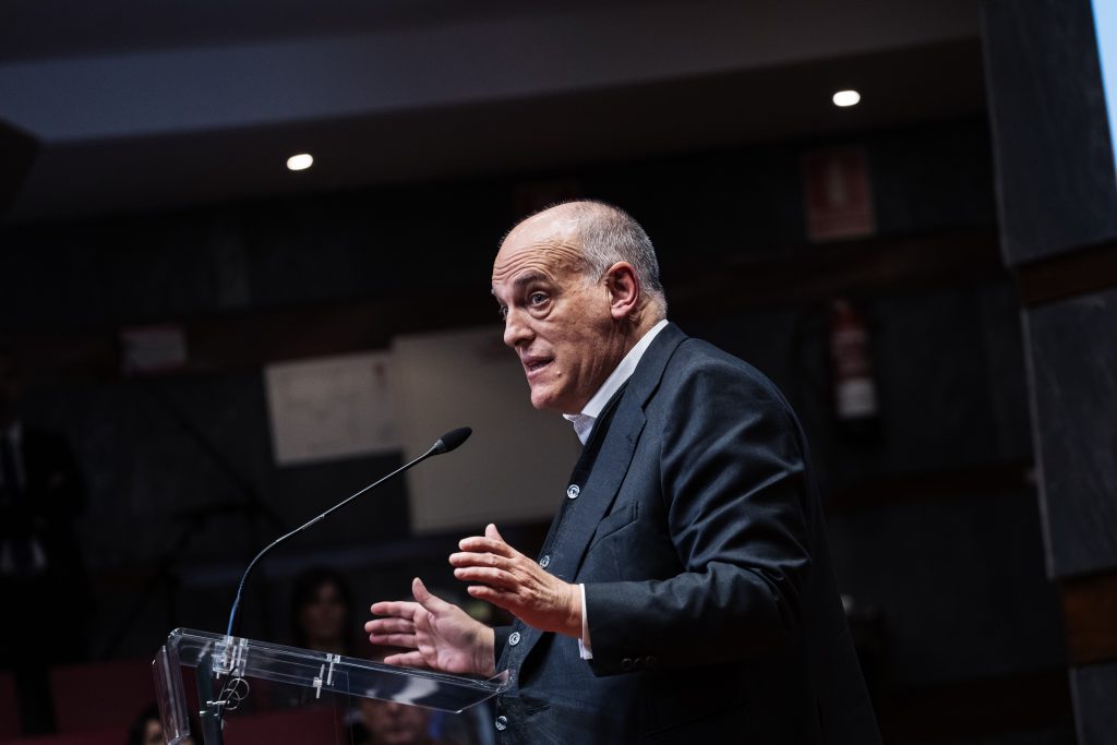 كوره الأن |هل دفع برشلونة أموالًا للحكام؟.. رد حاسم من رئيس رابطة الليجا